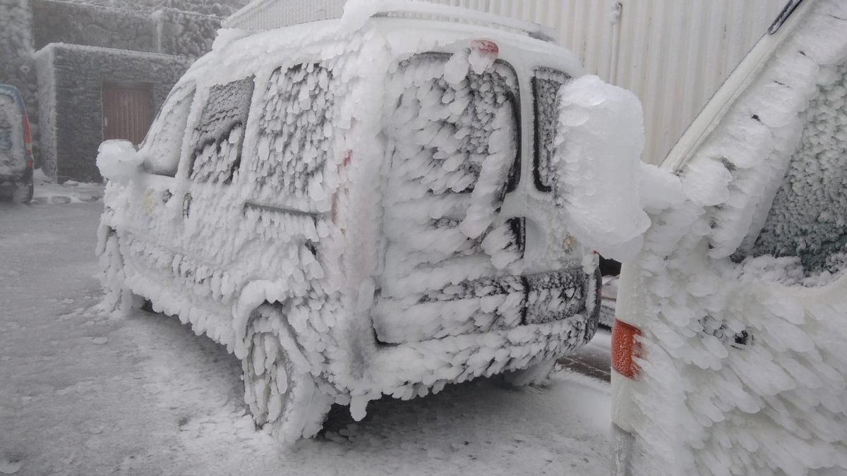 Incredible images of icy roads and frozen cars in Tenerife and La Palma
