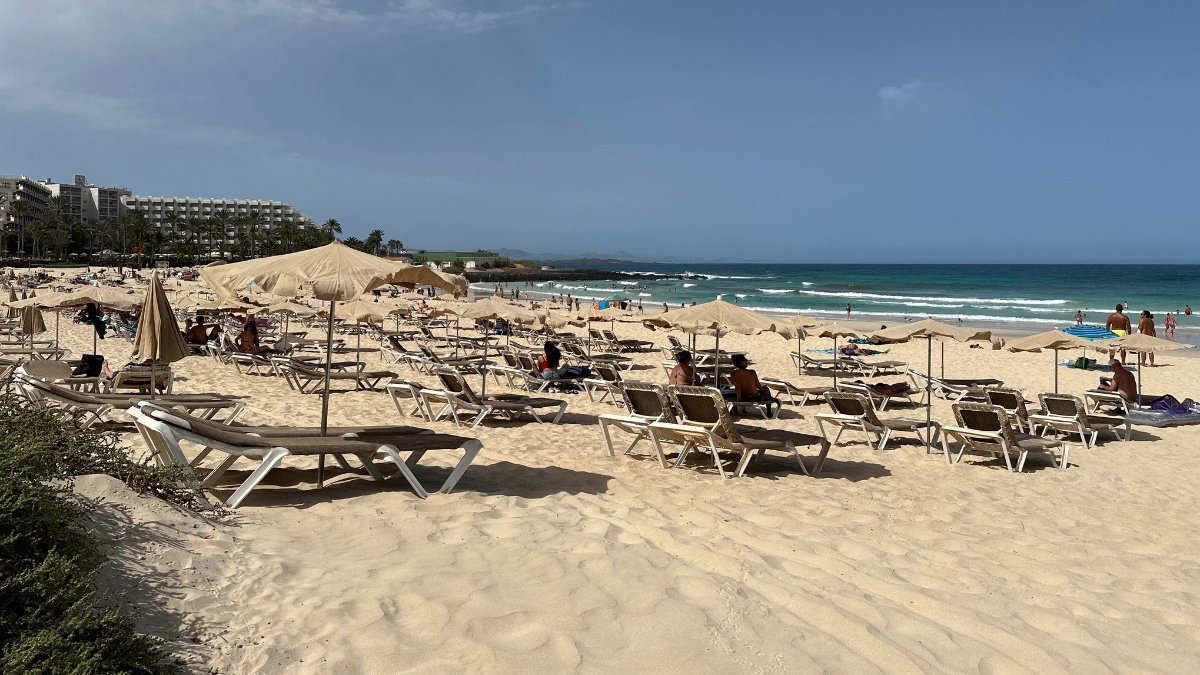 Sunbeds and umbrellas are finally back on Corralejo Grandes Playas