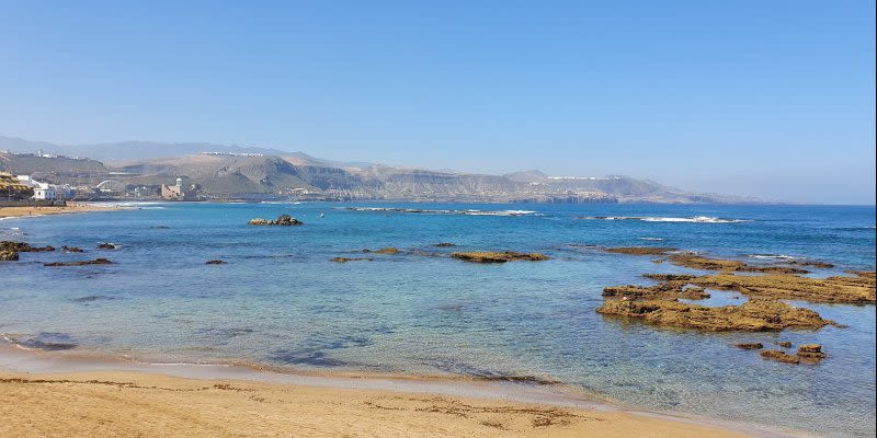 https://s0.blt.ro/guidetocanaryislands.com/img/o/media/grancanaria/things-to-do/las-canteras/el-charcon-snorking-las-canteras-beach-800-400.1592393346.jpg