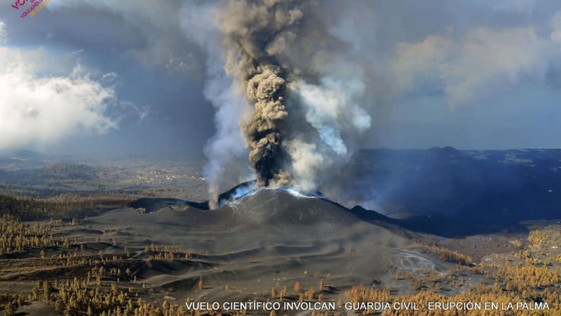 tourists visit la palma see volcanic eruption canary islands 