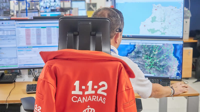 Helicopter rescues two people in distress off the coast of Gran Canaria