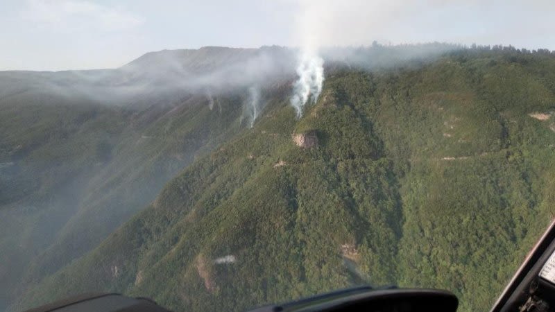 Tenerife fire is stabilized but active, with firefighters trying to control it