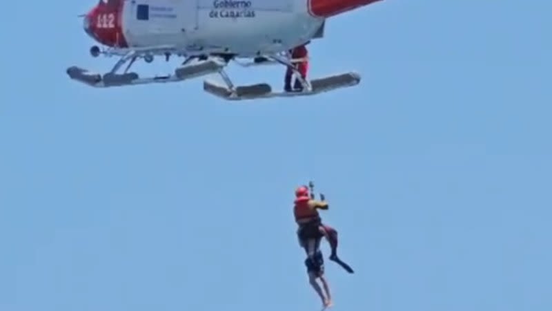 Helicopter rescues a minor from the sea in Fuerteventura