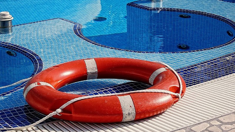 Five-year-old girl in serious condition after near-drowning at tourist complex pool in Fuerteventura
