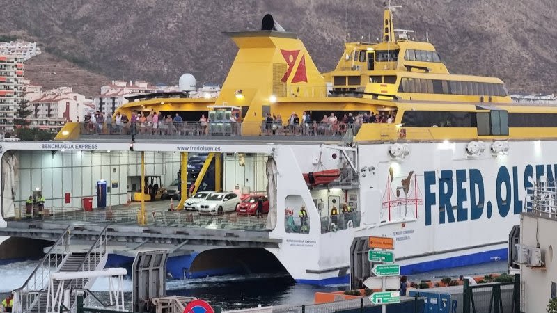 Car falls into the ocean from a ferry heading to Tenerife