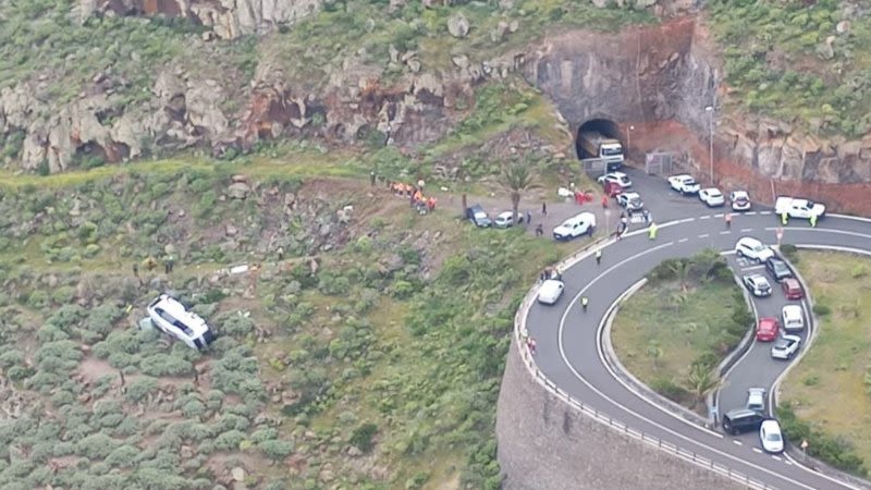 Bus carrying British tourists crashes in La Gomera, leaving one dead and several injured
