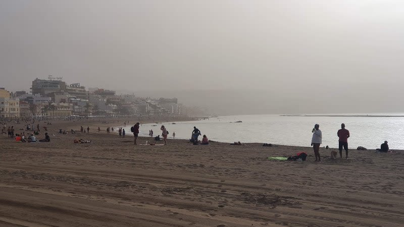 Canary Islands hit by calima, disrupting flights and causing delays
