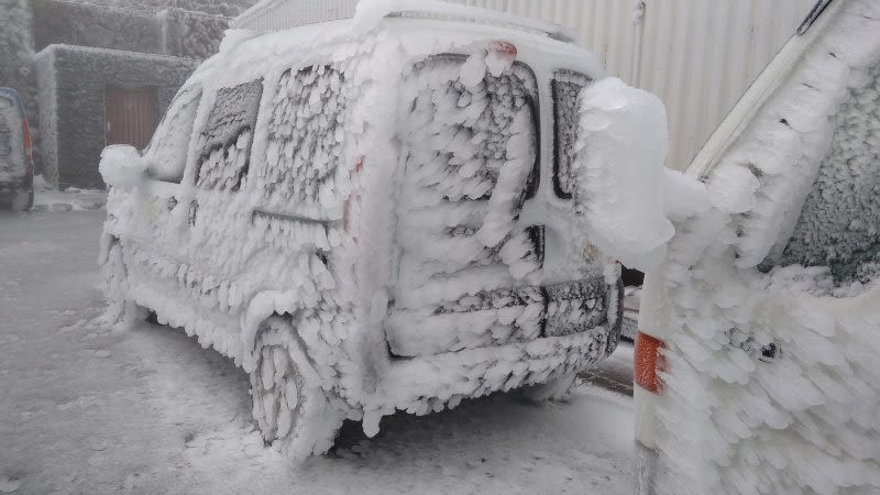 Incredible images of icy roads and frozen cars in Tenerife and La Palma