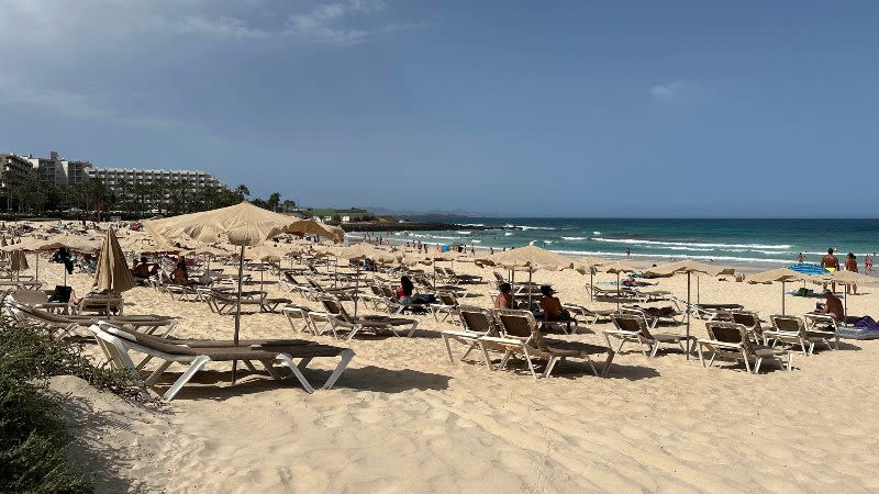 Sunbeds, umbrellas and kiosks should return to Corralejo beaches in October
