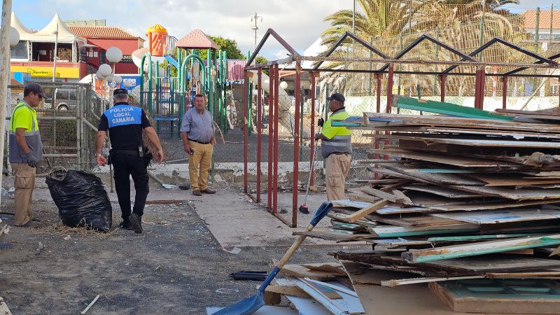 Council cleans up Caleta Garden complex area in Caleta de Fuste