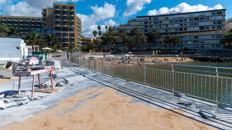Canary Islands Gov is replacing the pavement on Costa Alegre promenade in Arguineguin