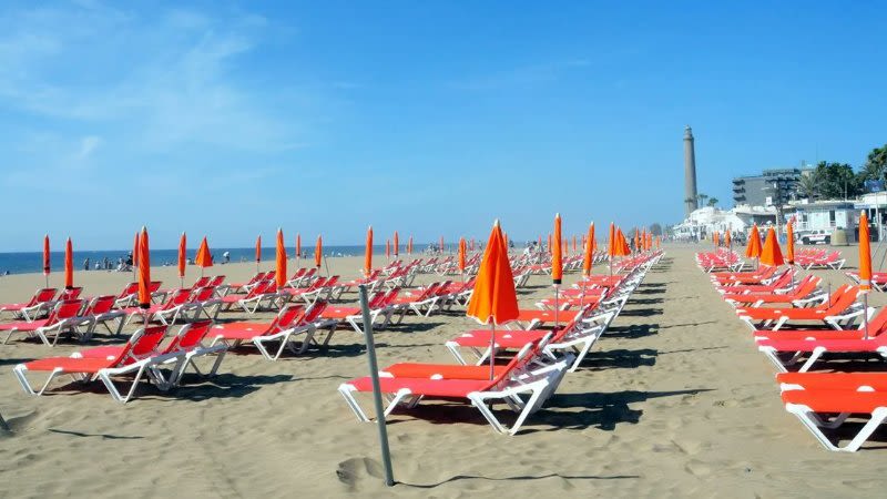 Maspalomas and Meloneras will completely renew sunbeds and umbrellas on beaches