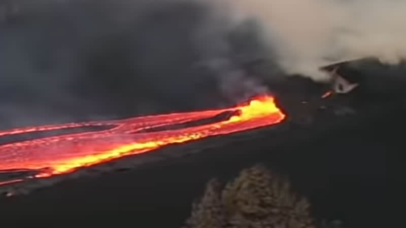 Scenes from La Palma that look like in a Sci-Fi movie: lava and lightning on the sky and a new eruptive mouth opens up from under a house