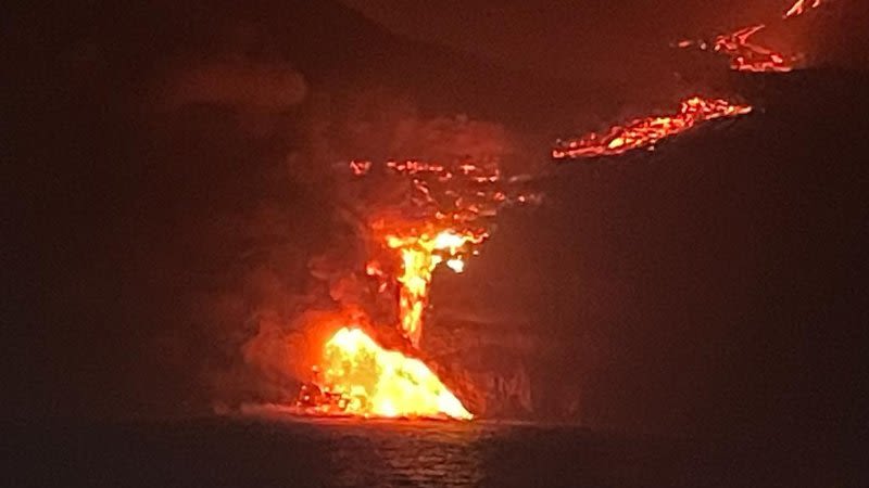 La Palma eruption: The lava reached the sea in the coastal area of Tazacorte
