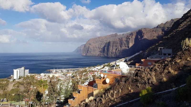 Guardia Civil catches three pickpockets in the act in Los Gigantes