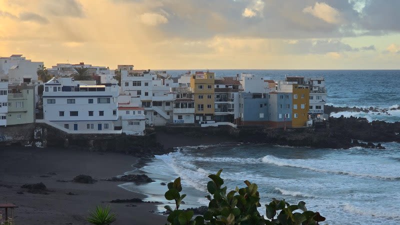 Teen rescued by emergency helicopter after distress in the sea in Tenerife
