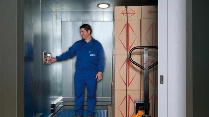 Klaus Plus va transporta marfurile pe verticala!